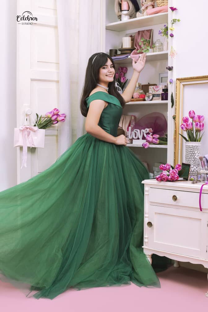 Portada de Sesión de fotos para quinceañeras con oferta especial en Estudio Celebren