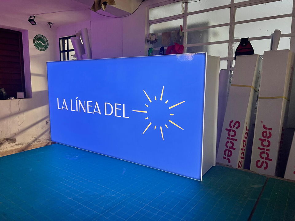Portada de Carteles, lonas y etiquetas personalizadas para tu marca