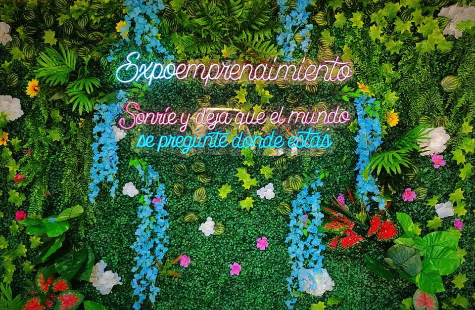 Portada de Forrado de paredes con hiedras artificiales y decoración con plantas
